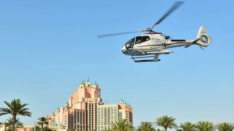 Helicopter flight from the Palm Island, Dubai — Дубай